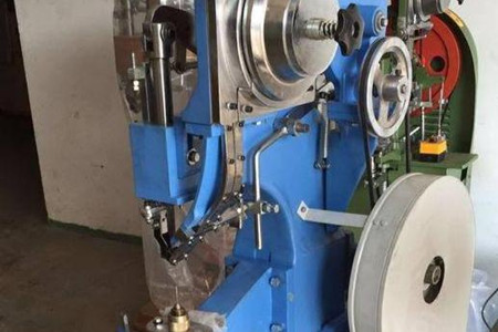 購買氣液增壓鉚釘機時主要看哪些方面？